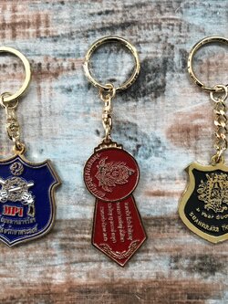 รับทำพวงกุญแจโลหะสลักลงสี ไดคัทตามแบบ โลหะปั๊ม