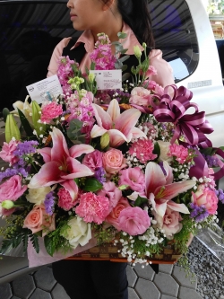 กระเช้าดอกไม้สด