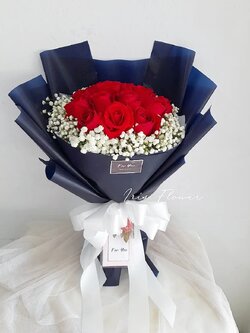 ช่อดอกกุหลาบล้อมด้วยยิปซี