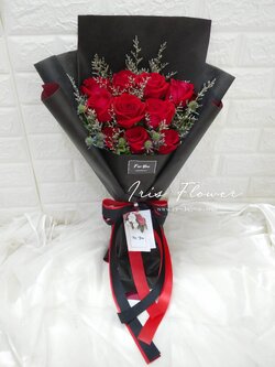 ช่อดอกกุหลาบสีแดง 12 ดอก