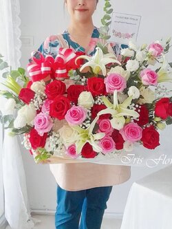 กระเช้าดอกกุหลาบแดง ลิลลี่