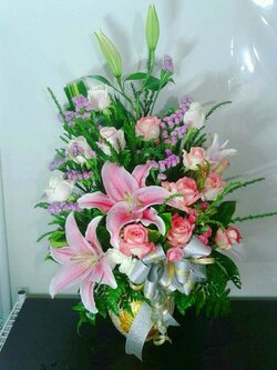 แจกันดอกลินลี่และกุหลาบ