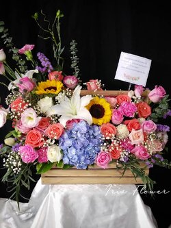 กระเช้าดอกไฮเดรนเยียน ลิลลี่ กุหลาบหลากสี