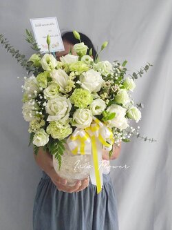 แจกันดอกกุหลาบและดอกไรเซนทัส