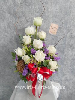 แจกันดอกกุหลาบสีขาว