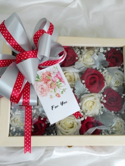 Flower Box กล่องดอกกุหลาบขาวแดง