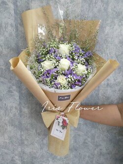 ช่อดอกสแตตีสและกุหลาบขาว