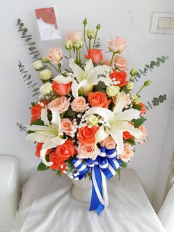 แจกันดดอกกุหลาบและลิลลี่