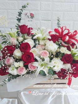 กระเช้าดอกกุหลาบ ลิลลี่ โทนสีแดงขาว