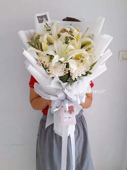 ช่อดอกลิลลี่และเบญจมาศสีขาว