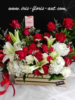 กระเช้าดอกไฮเดรนเยียร์ ลิลลี่ และกุหลาบโทนขาวแดง