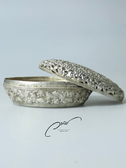 กล่องเงินแท้ทรงรี แกะลายดอกไม้และพืชพรรณ งานเงินรุ่นเก่า