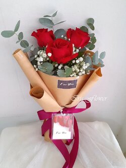 ช่อดอกกุหลาบสีแดง 3 ดอก