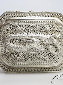 กล่องเงินแท้ฉลุ 8 เหลี่ยม ฝามังกร งานเงินพม่าสวยสมบูรณ์