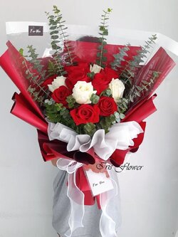 ช่อดอกกุหลาบสีขาวแดง