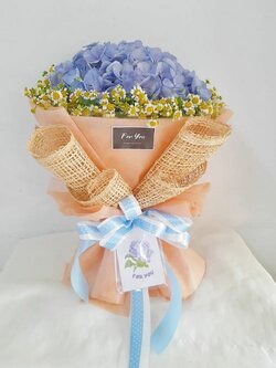 ช่อดอกไฮเดรนเยียแซมด้วยเดซี่