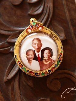 ล็อกเก็ตหินอ่อนทรงกลม เลี่ยมกรอบทองยกซุ้มลงยา WANICH LOCKET