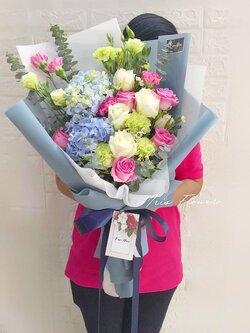 ช่อดอกไฮเดรนเยียและดอกกุหลาบ