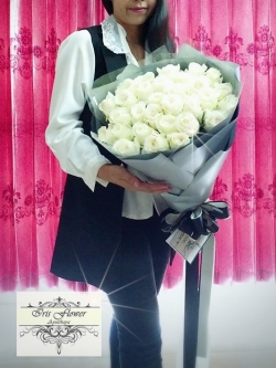 ช่อดอกกุหลาบนอกสีขาว