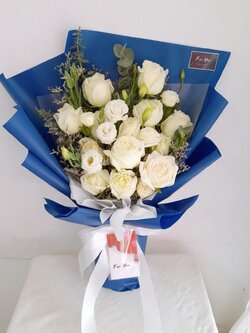 ช่อดอกกุหลาบสีขาวและดอกไรเซนทัส