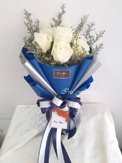 ช่อดอกกุหลาบสีขาว 7 ดอก