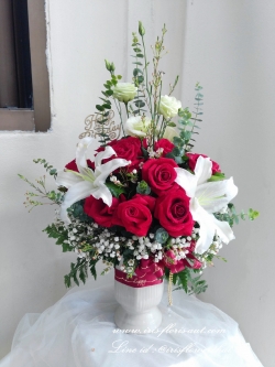 แจกันดอกกุหลาบและลิลลี่