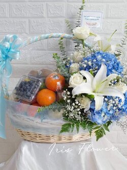 กระเช้าผลไม้ดอกไม้โทนสีฟ้า