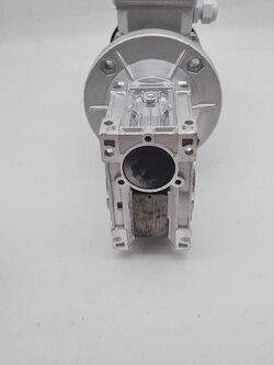 มอเตอร์เกียร์ไฟฟ้าขนาด 180W 380V/220V 3phase พร้อมหน้าแปน รูเพลา 18 มิลลิเมตร เกียร์ 40:1