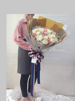 ช่อดอกกุหลาบสีขาวและโอโรส