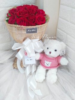 ช่อดอกกุหลาบแดงและตุ๊กตาหมี