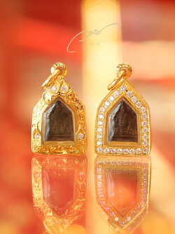 รับเลี่ยมกรอบทอง งานสั่งทำกรอบทองพิเศษฝังเพชรแท้ ยกซุ้มหัวสิงห์ เลี่ยมพระ