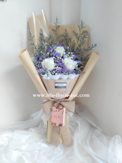 ช่อดอกสแตตีสและกุหลาบ