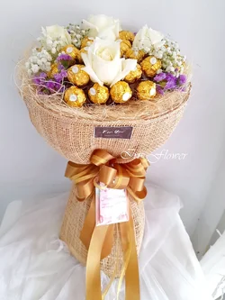 ช่อช็อคโกแลตและกุหลาบ