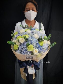 ช่อดอกไฮเดรนเยียและคาร์เนชั่น