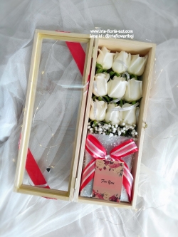 กล่องดอกกุหลาบขาว