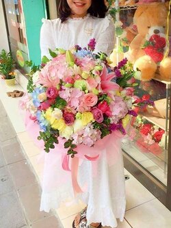 ช่อดอกไฮเดรียนเยีย กุหลาบ ลินลี่และไรเซนทัส