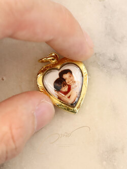 รับทำ ล็อกเก็ตเลี่ยมทอง จี้ล็อกเก็ต ล็อกเก็ตพ่อแม่ เลี่ยมกรอบทองแท้ By WANICH