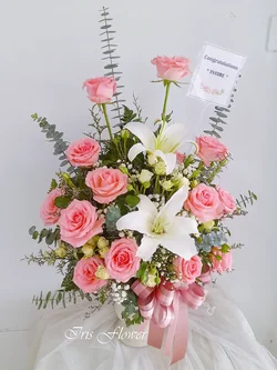 แจกันดอกกุหลาบและลิลลี่