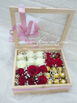 กล่องดอกกุหลาบและช็อคโกแลตเฟอร์เรโร่