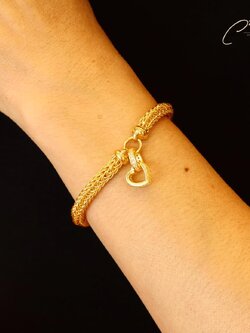 สร้อยข้อมือทองคำลาย8เสา พร้อมจี้กลมฝังพลอยและจี้หัวใจ เส้นนี้ไม่มีค่ากำเหน็จ