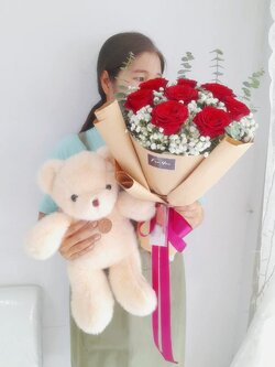 ช่อดอกกุหลาบ 8 ดอก และตุ๊กตาหมี 45 cm.