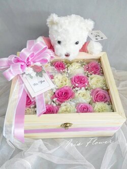 กล่องดอกกุหลาบและตุ๊กตาหมี