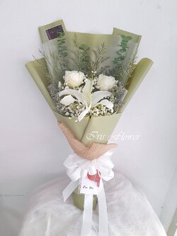 ช่อดอกลิลลี่และกุหลาบขาว