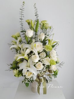 แจกันดอกกุหลาบสีขาว และลิลลี่