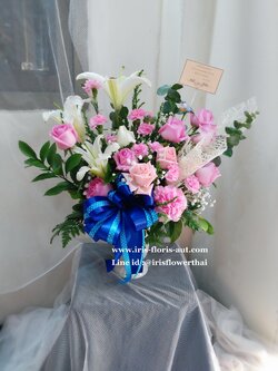 แจกันดอกกุหลาบและลิลลี่