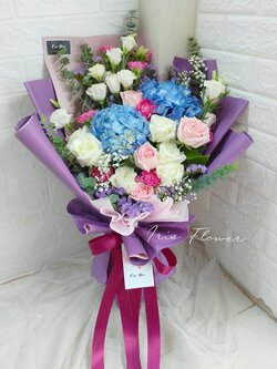 ช่อดอกไฮเดรนเยียและกุหลาบ