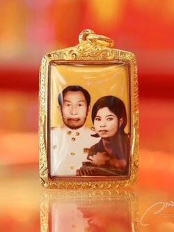 ล็อกเก็ต 2 ด้าน เลี่ยมกรอบทองคำแท้ ทรงสี่เหลี่ยม By WANICH JEWELRY