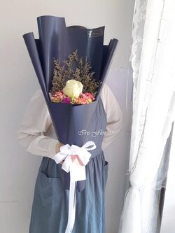 ช่อดอกกุหลาบ 1 ดอก แซมดอกไม้แห้ง (น้ำเงินเข้ม)