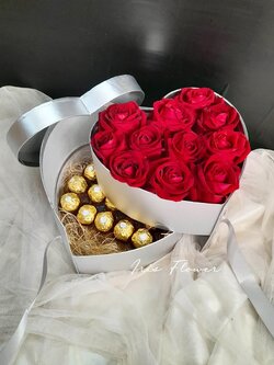 กล่องดอกไม้และเฟอร์เรโร่ 15 ลูก