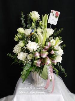 แจกันดอกกุหลาบและลิลลี่